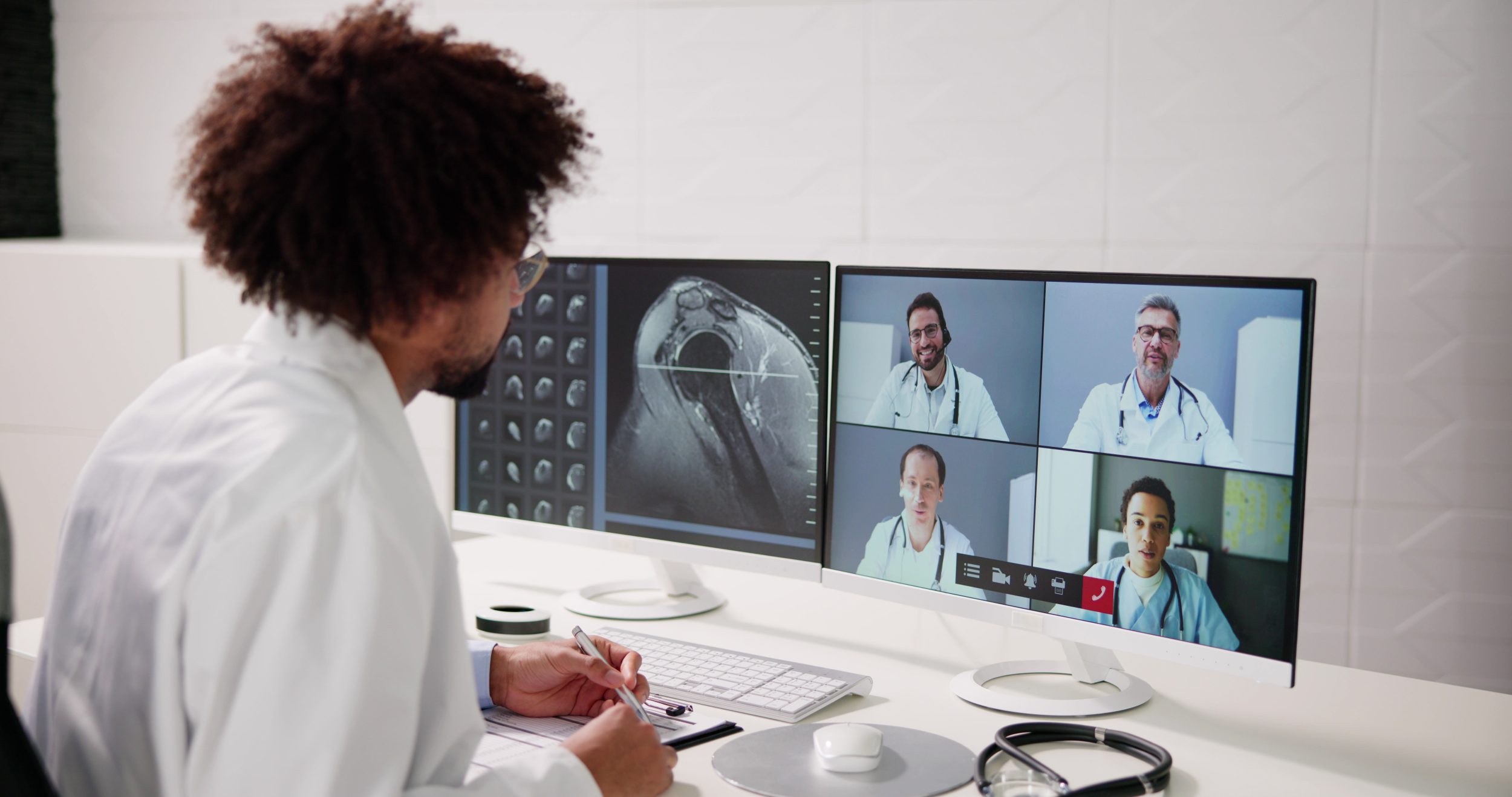 Monitor brightness helps Doctor In Online Video Conference.